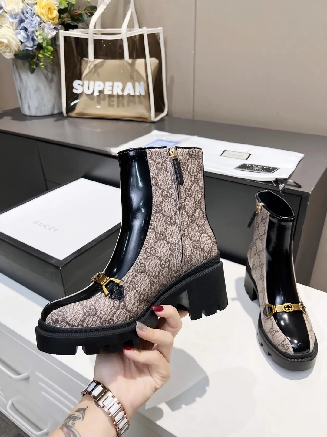 👟👟Ex-factory price 540👟👟 The new version of GUCCI is on sale...🔥 It has a retro British style and is decorated with metal LOGO on the front. Heel height: 6cm Fabric: Open edge beads ➕Special material, lining/foot pads: upgraded cowhide 🐂 Color: black Size: 34-40. (34 and 41 42 need to be customized) Packaging: Comes with card and cloth bag.